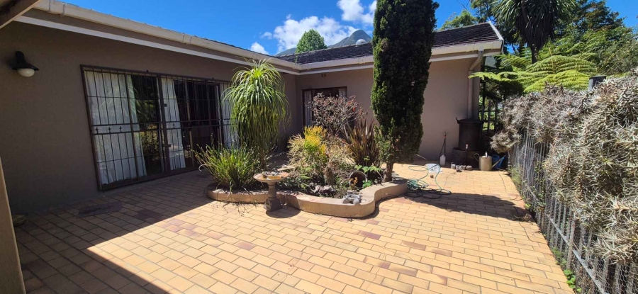4 Bedroom Property for Sale in Glen Barrie Western Cape